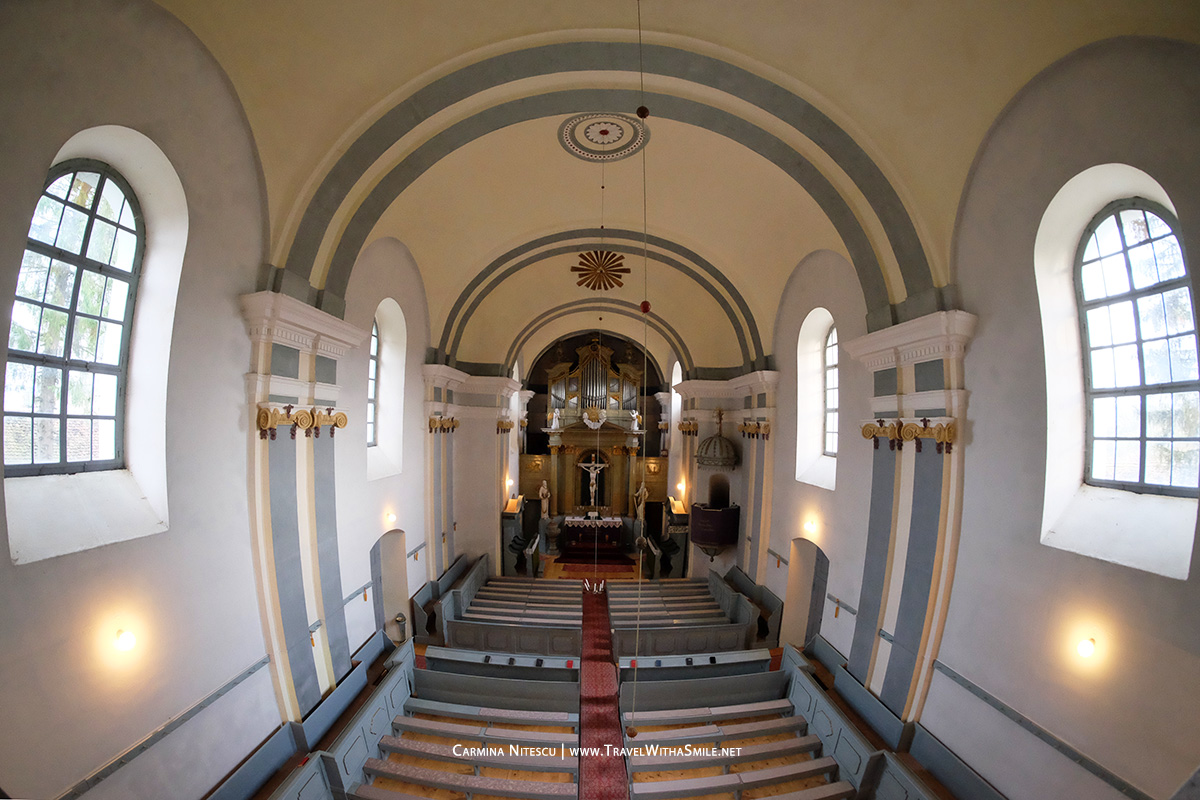 Interiorul bisericii din Crit